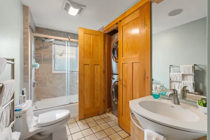 Full bathroom with shower/tub combo. Washer and dryer, and clean towels provided for all guests. Towel warming rack as well!

