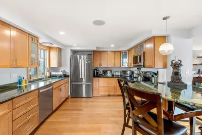 Bright, spacious and fully equipped kitchen, including dishwasher, with eat in counter for 4, with an additional dining space seating 6