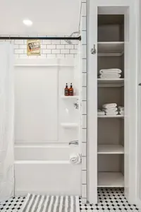 Full bathroom with a tub/shower combo. Clean towels are provided.