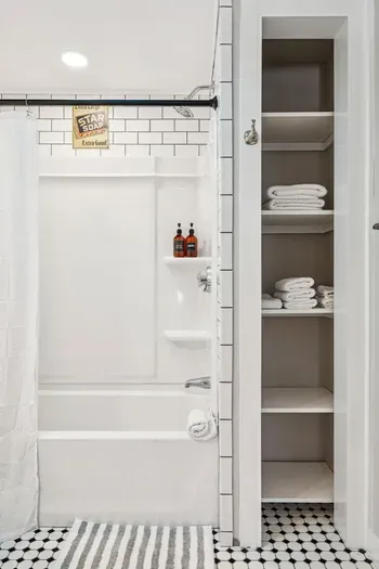 Full bathroom with a tub/shower combo. Clean towels are provided.
