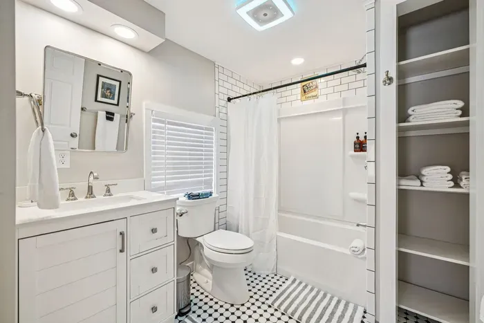 Full bathroom with a tub/shower combo. Clean towels are provided.