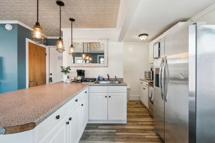 Front unit fully equipped kitchen with updated appliances