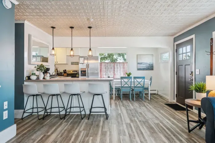 Front unit fully equipped kitchen with updated appliances and 6-person dining table and 4-person eat-in island