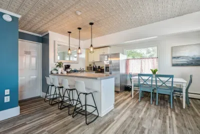 Front unit fully equipped kitchen with updated appliances and 6-person dining table and 4-person eat-in island