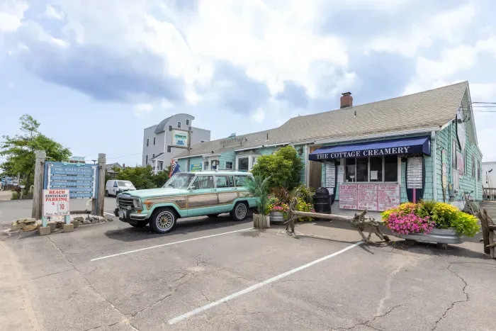 This home is located walking distance to all the major restaurants and attraction of Plum Island!