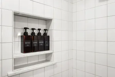 Full bath with tub - shampoo, conditioner, and body was provided