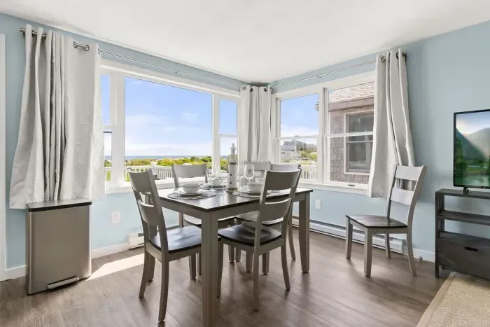 Fully equipped open kitchen and living room, strong WiFi and smart TV