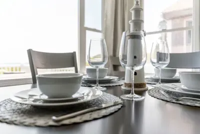 Set dining wares