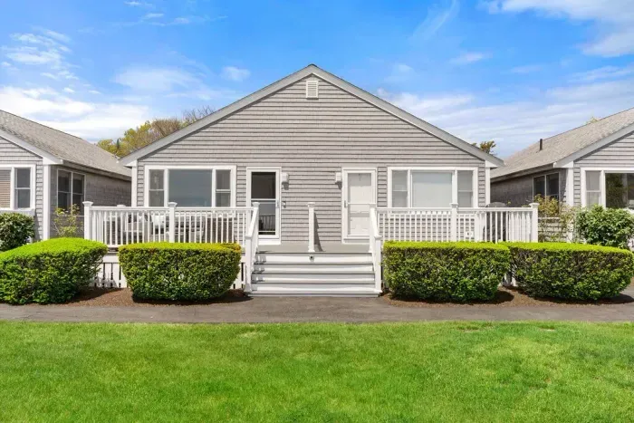 Front of unit (entrand on left side)