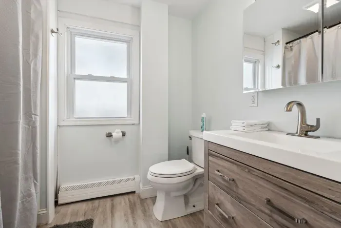 Full bathroom with shower/tub combo