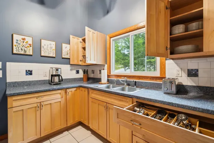 Fully equipped kitchen with everything needed to make a good meal!
