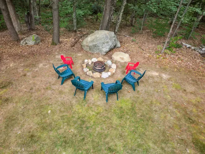 Firepit area in the backyard! Please remember to bring your own firewood