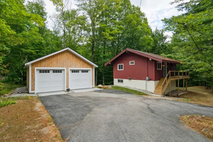 The garage, perfect for storing skis or any outdoor equipment! Please no parking cars in the garage.