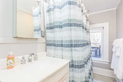 Full bathroom with a tub/shower combo. Clean towels provided.