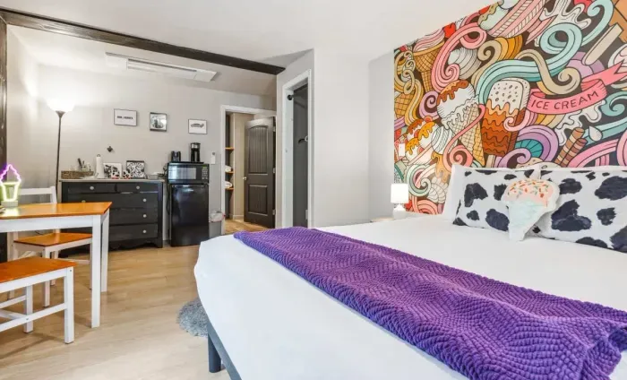 Ben & Jerry - Queen sized bed, extra blankets, Roku TV and plenty of locally inspired charm.