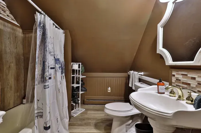 Ski VT - Standing shower includes shampoo and body wash and complimentary towels.