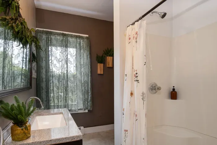 The Bridgewater Inn Main House - 2nd bedroom ensuite full bathroom with provided hand soap, shampoo, body wash and towels