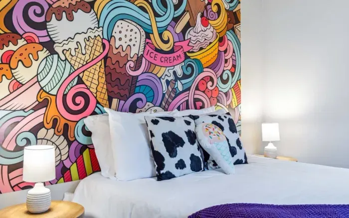 Ben & Jerry - Queen sized bed, extra blankets, Roku TV and plenty of locally inspired charm.