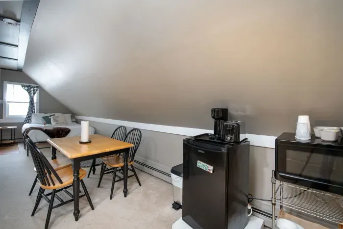 The Bridgewater Inn Main House - Enjoy coffee and light meals at your dedicated in-room dining station