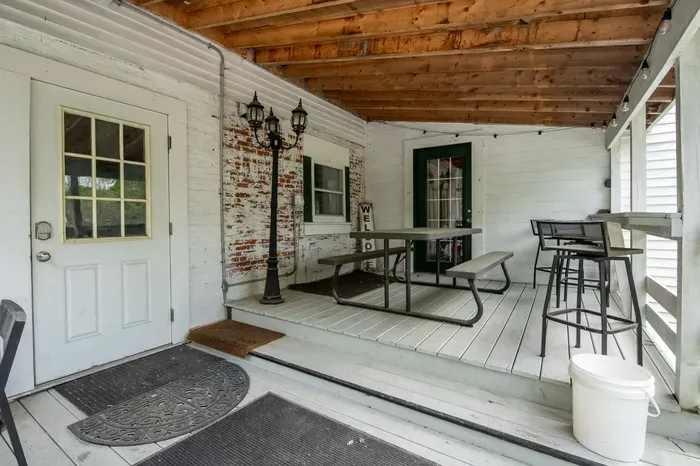 The Bridgewater Inn Main House - Charming Porch Views
