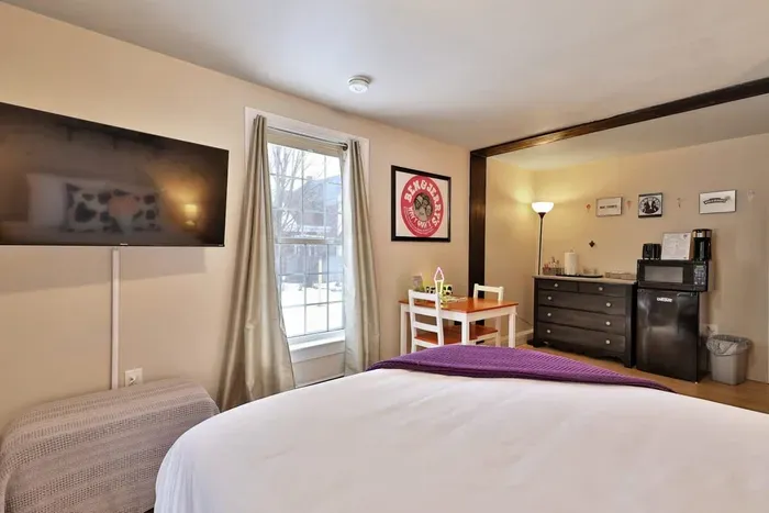 Ben & Jerry - Queen sized bed, extra blankets, Roku TV and plenty of locally inspired charm.