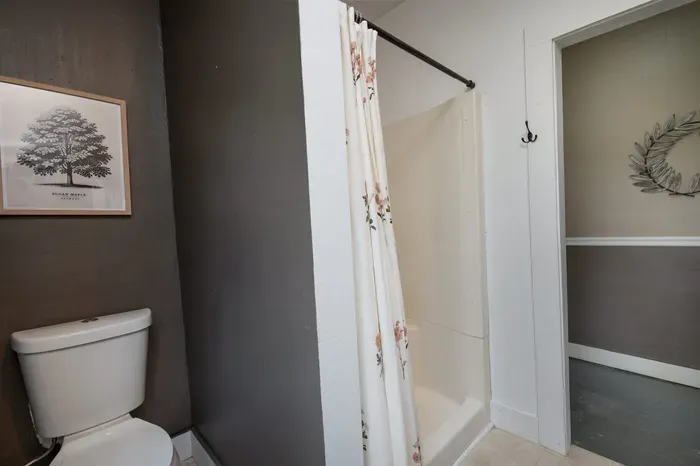 The Bridgewater Inn Main House - 2nd bedroom ensuite full bathroom with provided hand soap, shampoo, body wash and towels