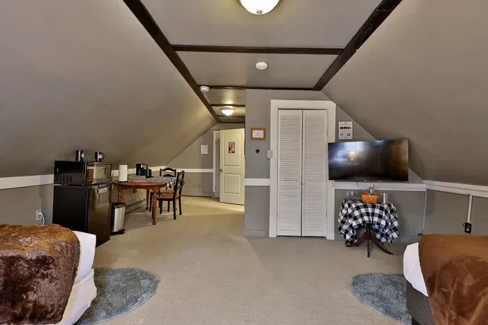 Ski VT - Two queen beds with Roku TV and kitchenette area.