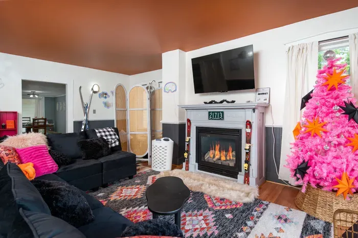 The Bridgewater Inn Main House - Living room with fireplace