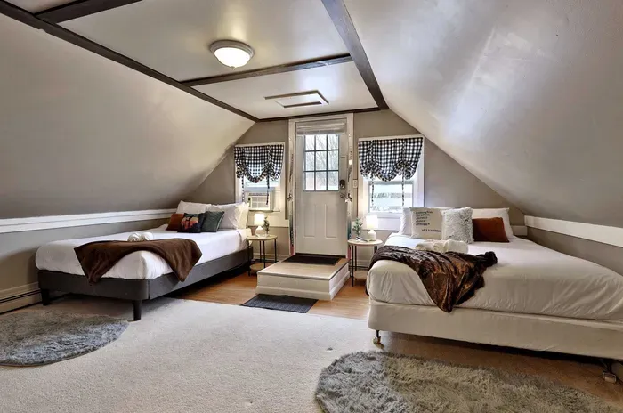 Ski VT - Two big cozy queen beds with Roku TV and kitchenette area.