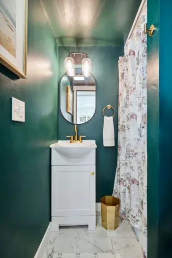 A green and sleek bathroom, blending nature-inspired tones with modern elegance!