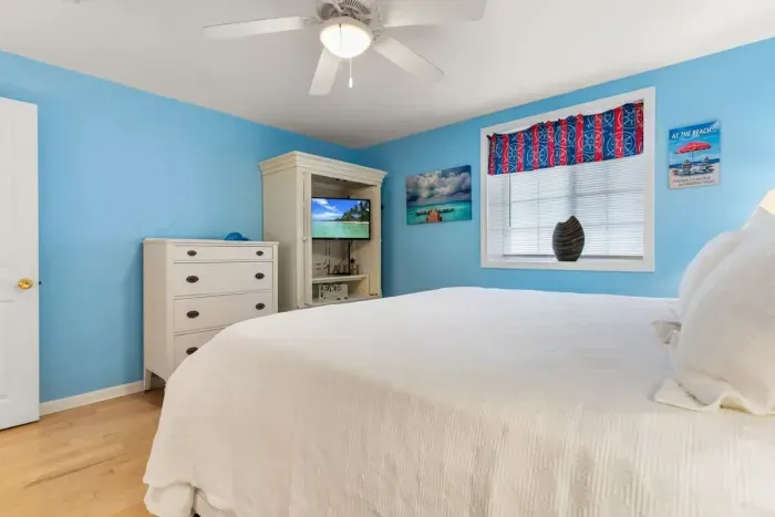 Master bedroom with king bed. Clean linens provided