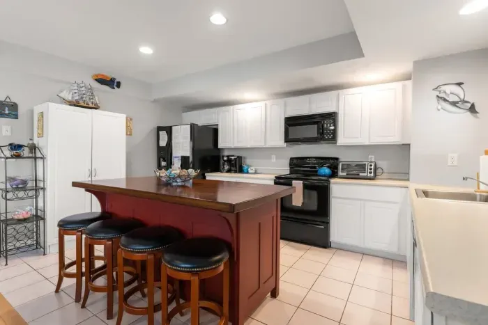 Fully equipped kitchen with eat-in table
