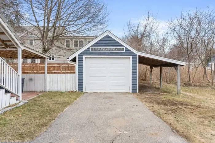 Driveway can accommodate up to 5 cars in tandem.