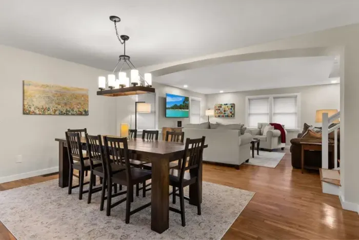 Open concept space that combines the living room and dining area.