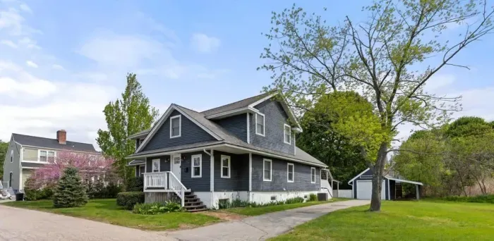 Can accommodate up to five cars driveway