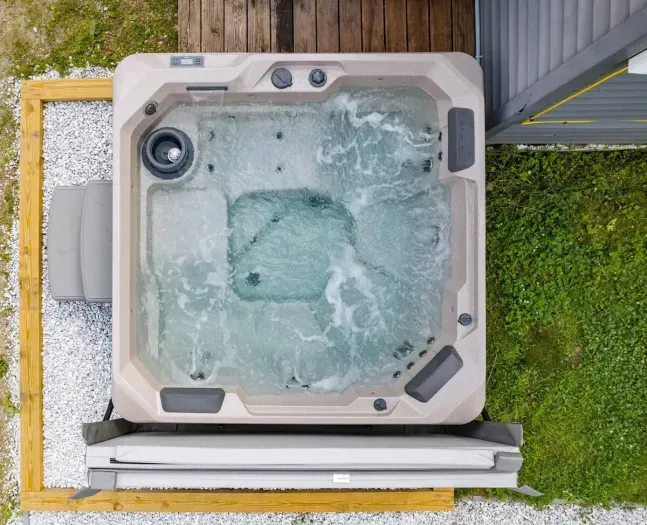 6-person hot tub with views of the mountains!