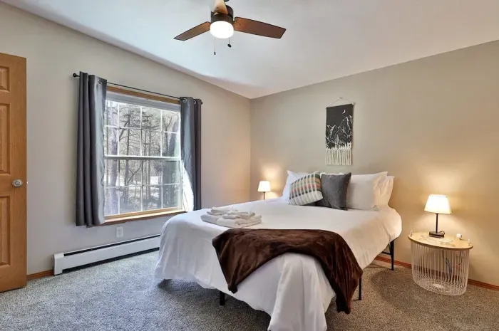 Queen size end bedroom