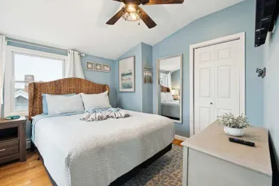 Primary bedroom with a queen bed. Clean linens are provided.