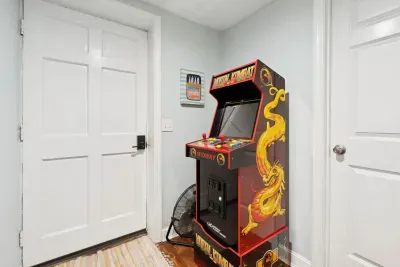 Mortal Kombat arcade machine available for guest use.