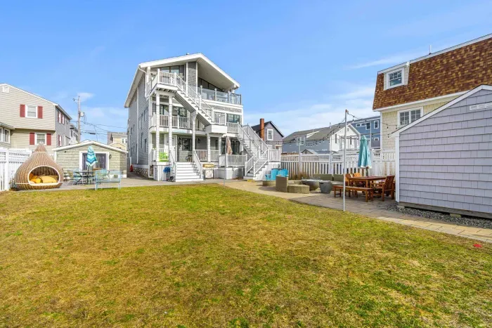 The shared backyard is the perfect place to relax on a summer day. Enjoy 2 gas grills, outdoor seating, and a gas fireplace!