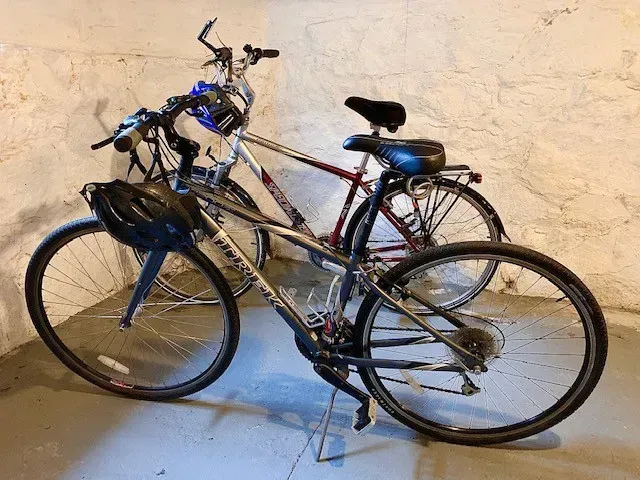 There are 2 brand new bikes in the basement for guests to use, if you wish. There are 2 helmets as well. Use at own risk.