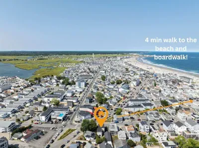 Only 4 minutes by foot to the beach and to the Hampton Beach 'strip'!