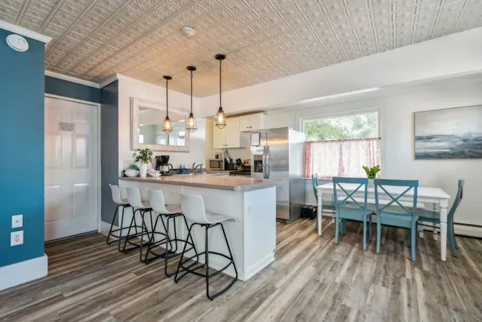 Fully equipped kitchen with all the essentials! Seating for 4 at the peninsula and seating for 6 at the dining table.