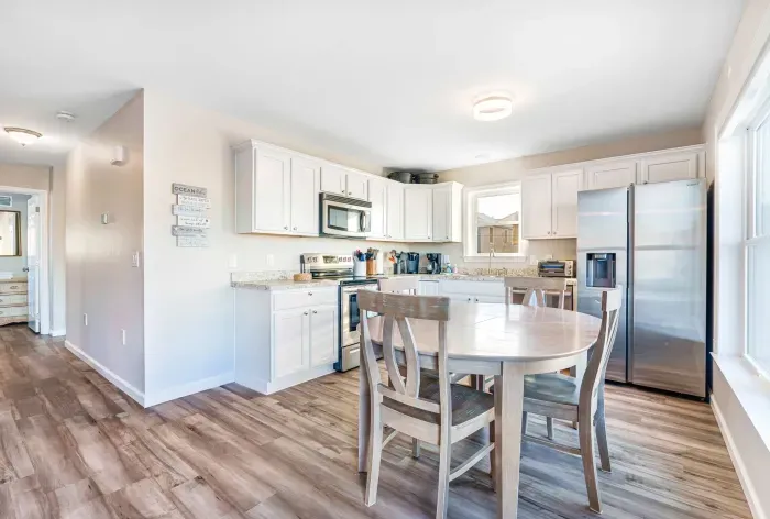 Fully equipped kitchen with dishwasher - dining table with seating for 4