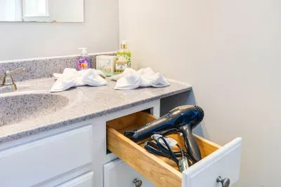 Full bathroom with shower and tub combo. Clean towels provided