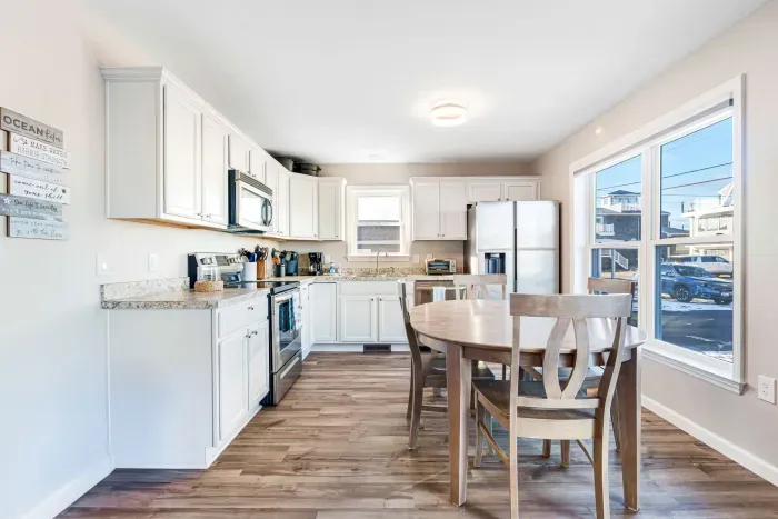 Fully equipped kitchen with dishwasher - dining table with seating for 4