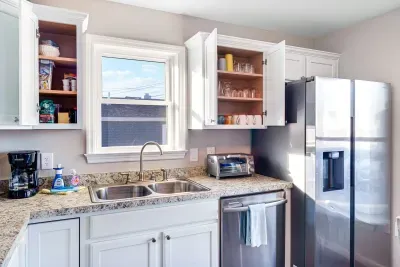Fully equipped kitchen with dishwasher