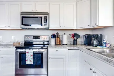 Fully equipped kitchen with dishwasher - dining table with seating for 4