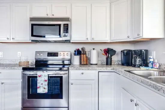 Fully equipped kitchen with dishwasher - dining table with seating for 4