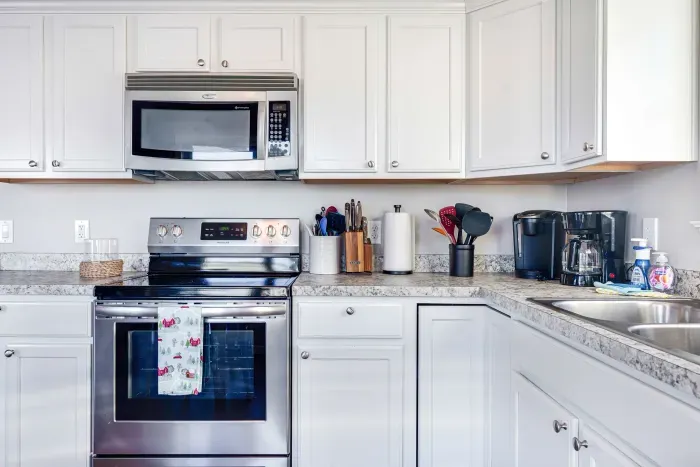 Fully equipped kitchen with dishwasher - dining table with seating for 4